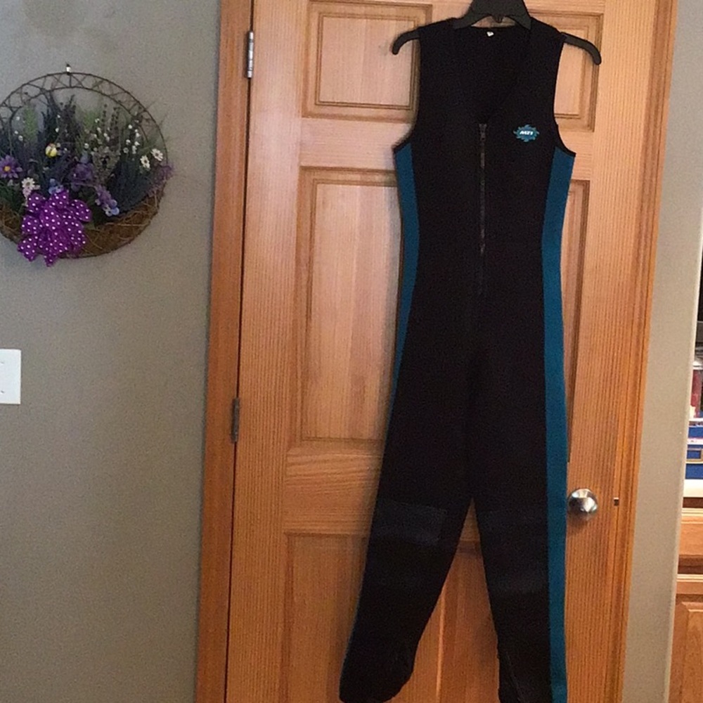 MTI neoprene wetsuit size Med